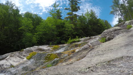 4k-Stationärer-Schuss-Maine-Wald-Wildnis-Stepp-Wasserfall-Wanderweggebiet-Mit-Kaskaden-Und-Wasserfällen-Mit-Großen-Kristallklaren-Wasserbecken-Zum-Schwimmen