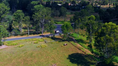 Ländliche-Landschaft-Und-Dichte-Vegetation-Unweit-Von-Brisbane-City,-Qld,-Australien-Mit-Blick-Auf-Einen-Fahrenden-Lkw-Auf-Der-Straße