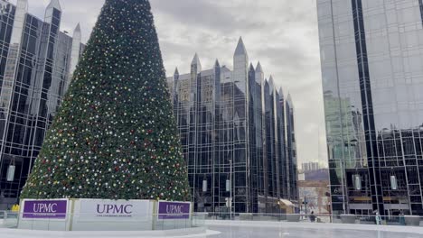 Outdoor-Ice-Skating-Rink-in-downtown-Pittsburgh-on-Christmas-eve