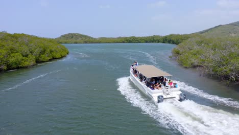 Touristen-Fahren-Mit-Der-Fähre,-Die-Im-Fluss-Zwischen-Mangrovenwäldern-Im-Monte-Cristi-Nationalpark-In-Der-Dominikanischen-Republik-Kreuzt