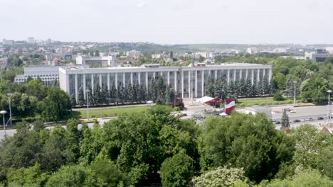 Luftaufnahme-Des-Regierungsgebäudes-Der-Republik-Moldau-In-Chisinau