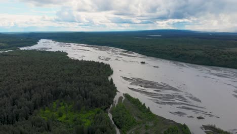 4K-Drohnenvideo-Des-Flusses-Chulitna-Und-Des-Borealen-Waldes-In-Der-Nähe-Des-Denali-State-Park-In-Alaska