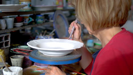 Woman-hand-painting-a-plate-in-her-laboratory