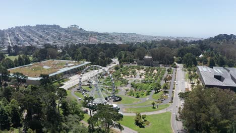Aerial-wide-pullback-shot-of-the-Music-Concourse-plaza-in-Golden-Gate-Park,-San-Francisco
