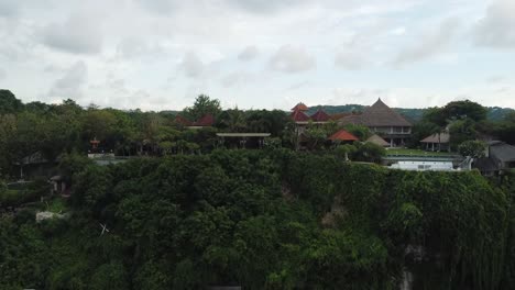 Hermosa-Playa-De-Bingin-Con-Casas-De-Acantilados-Exóticos-Y-Hotel-Ubicado-En-Bali,-Indonesia