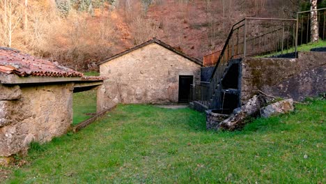 Pov-Zu-Fuß-Zurück-Entlang-Gras-In-Mit-Verlassenen-Rustikalen-Wassermühle-Gebäude-Mit-Alten-Traditionellen-Tondachziegeln
