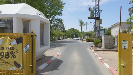 Drohnenaufnahme-Des-Eingangs-Von-Sdot-Negev-Siedlungen-Im-Südlichen-Distrikt,-Israel