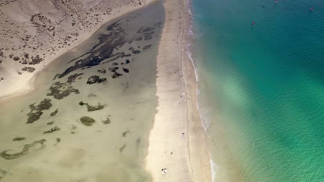 Impresionante-Toma-Aérea-De-Drones-De-La-Soleada-Playa-De-Sotavento-De-Jandía,-Fuerteventura,-Playa,-España