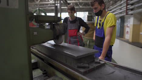 Auszubildende-Beobachten-Eine-Industrielle-Umformmaschine-In-Einer-Berufsschule-In-Kysucké-Nové-Mesto,-Slowakei