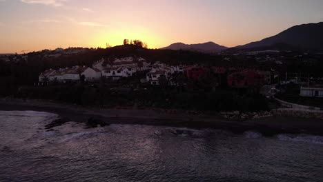 Aerial-Dolly-Sonnenuntergang-Blick-Auf-Die-Küste-Von-Estepona-An-Der-Costa-Del-Sol