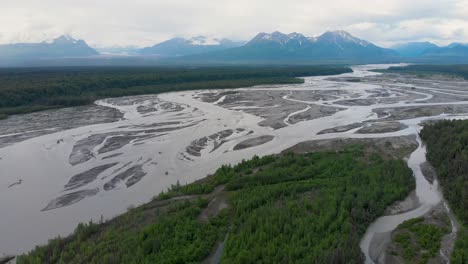 Video-De-Dron-De-4k-Del-Río-Chulitna-Y-El-Bosque-Boreal-Cerca-Del-Parque-Estatal-Denali-En-Alaska