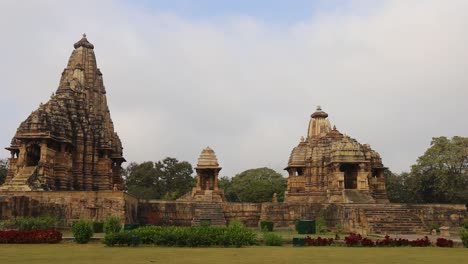 Toma-Panorámica-Del-Templo-Kandariya-Mahadev-Y-El-Templo-Chitragupta,-Khajuraho