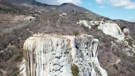 Versteinerter-Wasserfall-In-Den-Bergen-Von-Oaxaca,-Bekannt-Als-Hierve-El-Agua-Drone-View
