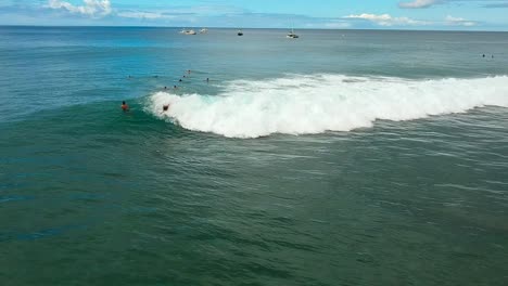 Vista-Aérea-De-Bodysurfer-Montando-Una-Ola-En-El-Punto-De-Pánico-En-Oahu-Hawaii