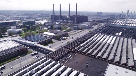 Fábrica-De-Volkswagen-De-Wolfsburg-Con-El-Edificio-De-La-Sede-De-Vw-En-Segundo-Plano