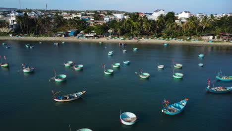 Eine-Luftaufnahme-Der-Vietnamesischen-Küste:-Lässige-Boote-Und-Korakel-Sind-In-Der-Nähe-Des-Strandes-Vertäut
