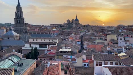 Schöner-Sonnenuntergang-Im-Zentrum-Von-Toledo-City-Mit-Der-Kathedrale-Von-Toledo-In-Spanien