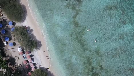 Surfbrett,-Schnorcheln-Und-Boote-Schöne-Luftaufnahme-Flug-Vogelperspektive-Drohnenaufnahmen-Von-Gili-Trawangan-Strand-Bali-Lombok-Indonesien-2017