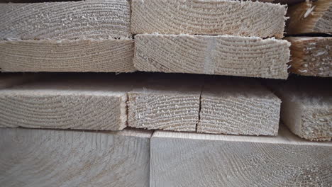 Close-up-of-end-of-stack-of-construction-planks