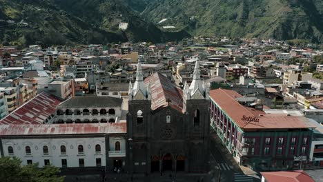 Vorderansicht-Der-Muttergottes-Vom-Rosenkranz-Der-Katholischen-Kirche-Agua-Santa-In-Banos,-Ecuador
