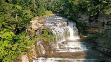 Luftbild-Von-Cummins-Wasserfall-An-Einem-Sonnigen-Sommertag-In-Tennessee,-Nashville
