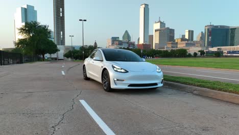 American-Made-Tesla-Model-3-Gegen-Die-Skyline-Von-Dallas,-Texas