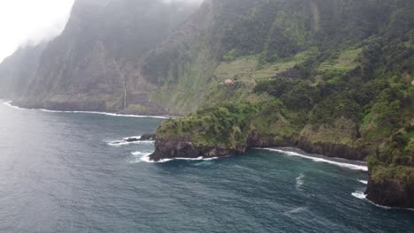 Epische-Stimmungsvolle-Szenen-über-Der-Küste-Von-Seixal-Auf-Madeira