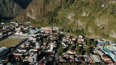 Stadtbild-Von-Banos-De-Agua-Santa-In-Ecuador---Luftdrohnenaufnahme