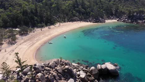 Isla-Magnética-Arthur-Bay-Playa-Soleada-Antena-Con-Barcos-Y-Agua-Turquesa,-Queensland