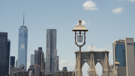 Das-One-World-Trade-Center-Und-Die-Brooklyn-Bridge-An-Einem-Sonnigen-Tag-Mit-Blauem-Himmel,-Statische-Aufnahme