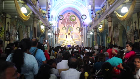 Gente-En-La-Iglesia-Del-Monte-María-Durante-La-Feria-De-Bandra