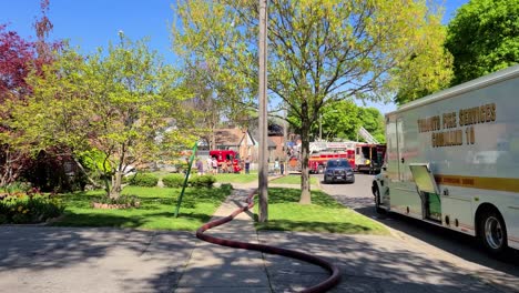 Feuerwehrautos-Und-Rettungskräfte-Reagieren-Auf-Hausbrand-In-Toronto