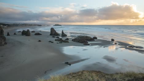 Zeitraffer-Des-Friedlichen-Sonnenuntergangs-An-Der-Küste-Von-Oregon-Am-Strand-Von-Bandon-Mit-Seestapel