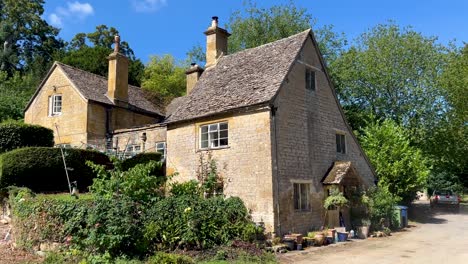 Typical-Cotswolds-house-in-the-cute-village-of-Stanway---Gloucestershire,-England