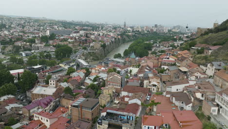 Drone-shot-of-the-Old-Tbilisi-neighborhood,-Narikala-fortress-and-Kura-river