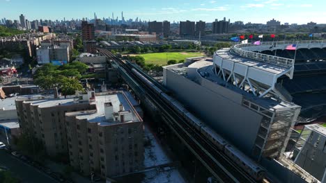 Yankee-Stadium-Und-S-Bahn-In-Der-Bronx