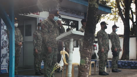 Oficiales-De-La-Policía-Nacional-Filipina-Asisten-A-Una-Ceremonia-De-Bandera-En-Medio-De-Una-Pandemia