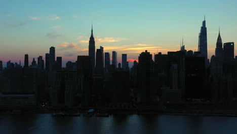 Lange,-Langsame,-Epische-LKW-Aufnahme-Der-Legendären-Skyline-Von-Midtown-Manhattan-Bei-Herrlichem-Sonnenuntergang-In-Der-Abenddämmerung