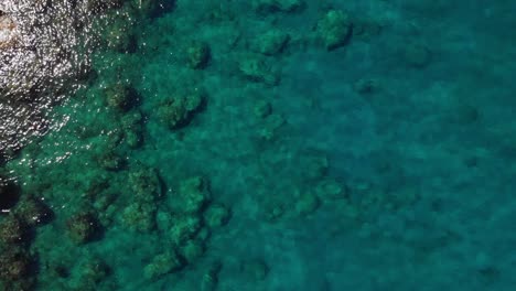 Draufsichtaufnahmen-Des-Azurblauen-Wassers-Des-Mittelmeers-In-Der-Anthony-Quinn-Bay-Auf-Der-Insel-Rhodos-In-Griechenland