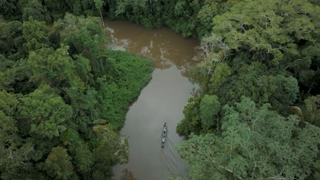 Canoa-En-Barco-Viajando-Por-El-Río-A-Través-De-La-Selva-Amazónica-En-Ecuador