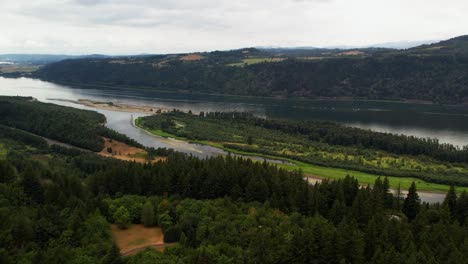 Aerial-drone-footage-overlooking-Oregon-forests-and-Columbia-River