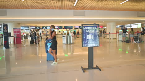 Reisende-Am-Flughafen-Phoenix-Mit-Gepäck-Und-Taschen