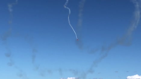 airplane-performing-with-smoke-trail