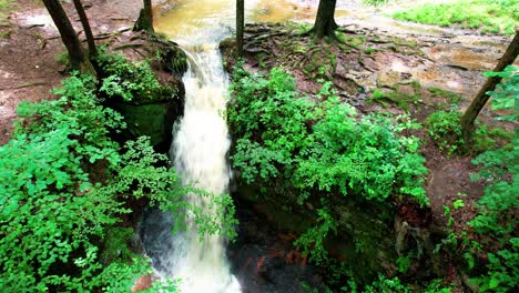 Statischer-Blick-Auf-Den-Wasserfall-Im-Nelson-Ledges-Park-Mit-Schönen-Bäumen
