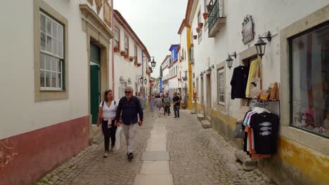 Touristen,-Die-In-Den-Alten-Alten-Straßen-Der-Burg-Von-Óbidos-Spazieren-Gehen