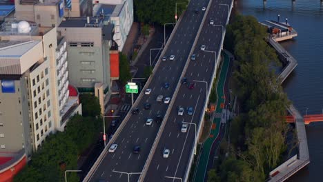 Fahrzeuge,-Die-Bei-Sonnenuntergang-In-Australien-Durch-Die-Pacific-Highway-Und-Captain-Cook-Bridge-über-Den-Brisbane-River-Fahren