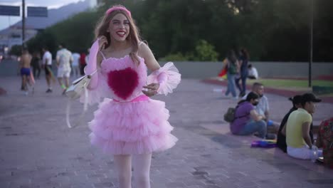 Ein-Lächelndes-Mädchen,-Das-Ein-Rosafarbenes-Kleid-Trägt-Und-Ihre-Handtasche-Auf-Der-Straße-Trägt