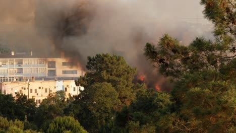 Ansicht-Von-Oben,-Dunkler-Rauch-Und-Flammen-Vom-Feuer-In-Der-Korkfabrik,-Portugal