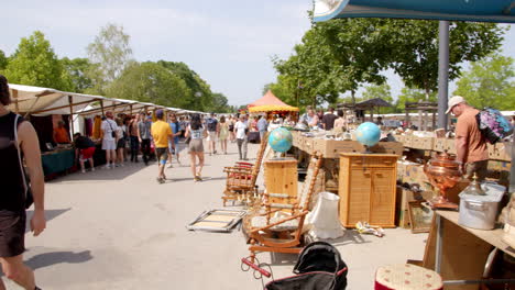 Antiquitäten-Zum-Verkauf-Auf-Dem-Flohmarkt-In-Berlin-An-Heißen-Sommertagen