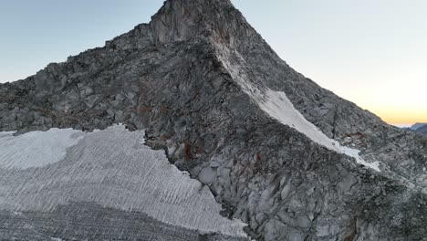 Berggipfel-Im-Sommer-Mit-Einem-Kleinen-Gletscherfeld